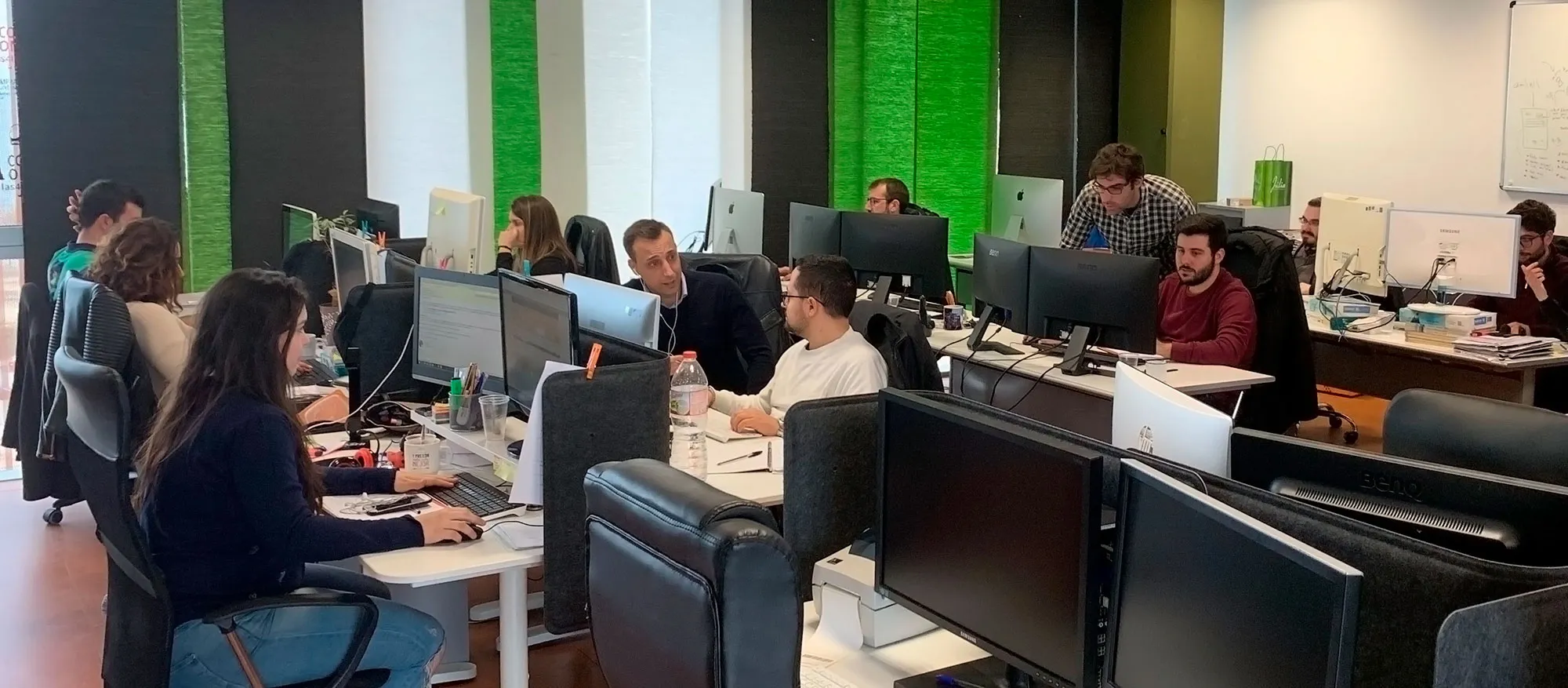 Equipo de Güell Consulting trabajando en la oficina de Mataró